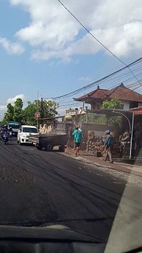 Akibat Kelalaian Sopir di Jalan Raya Singapadu Gianyar 14 Oktober 2024 08:50 Wita... #LakaLantas #Singapadu #Gianyar #Bali