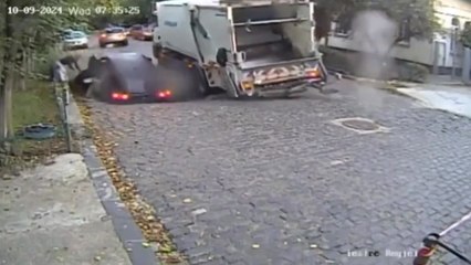 [나우쇼츠] 땅꺼짐에 빠진 5살 아이...망설임 없이 뛰어든 엄마 / YTN