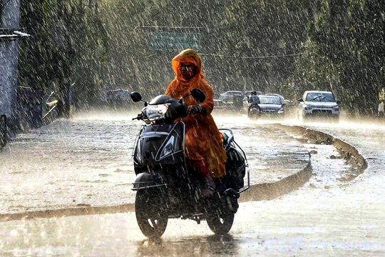 अचानक बदला मौसम, आधे घंटे हुई झमाझम बारिश, किसानों को बड़ा फायदा