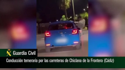 VÍDEO: la Guardia Civil investiga a este conductor que hacía zig zag con el copiloto con medio cuerpo fuera