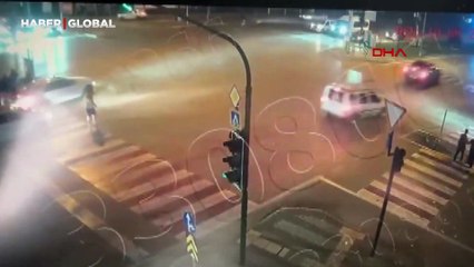 Karşıdan karşıya geçerken kamyonet çarptı: Liseli Zeynep'in ağır yaralandığı kaza kamerada