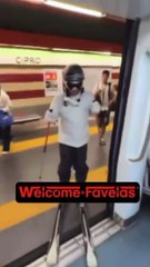 In metro a Roma con sci, tuta, casco e guanti