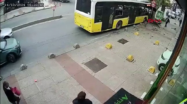 İstanbul- Bahçelievler'de İETT otobüsü ağaca çarptı, 7 yaralı // ek bilgilerle geniş haber