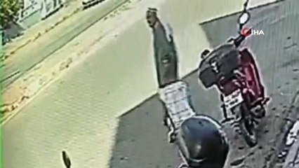 Hatay'da motosiklet kazası: Yaşlı adam böyle savruldu!