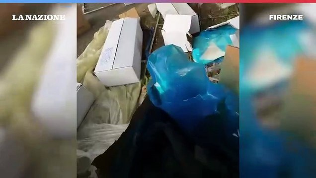 Camion perde il carico, il cibo finisce per strada