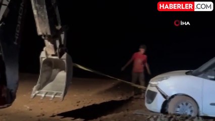 Ilısu Baraj Gölü'nde Mahsur Kalan Suriyeli Aile Kepçe ile Kurtarıldı