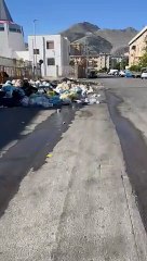 Descargar video: Palermo, rogo di rifiuti davanti alla scuola Saladino: evacuato l'istituto comprensivo