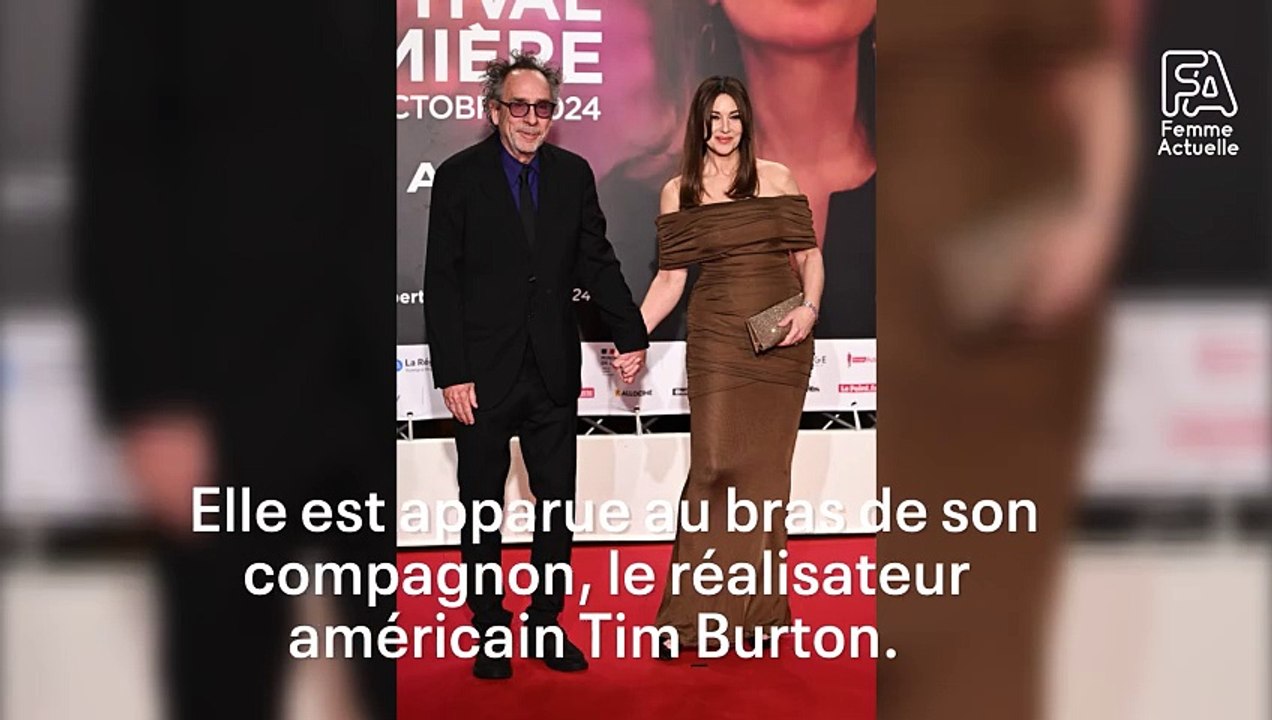 Dans une longue robe drapée aux épaules dénudées, Monica Bellucci fait une apparition remarquée aux bras de Tim Burton au Festival Lumière 2024