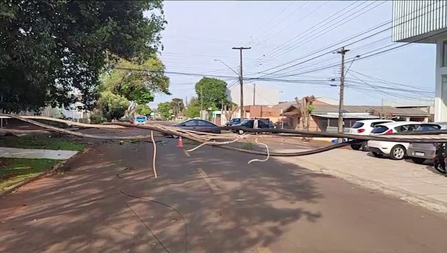 Caminhão arranca fiações no Parque São Paulo, interdita rua e deixa imóveis sem energia