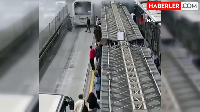 Sefaköy Metrobüs Durağında Yangın Paniği