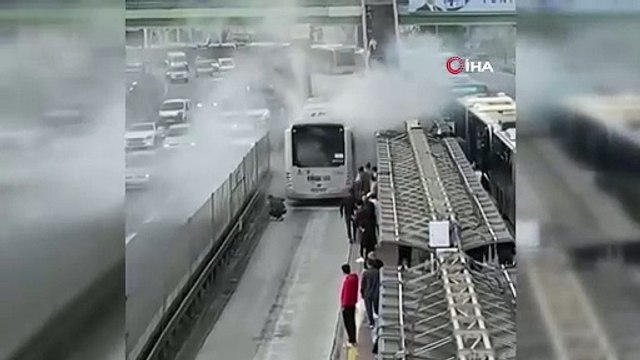 Sefaköy metrobüs durağında yangın paniği