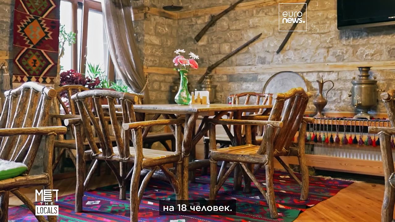 Рустам, владелец гостевого дома, показывает уни...