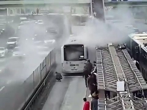 Sefaköy Metrobüs Durağında Yangın Paniği