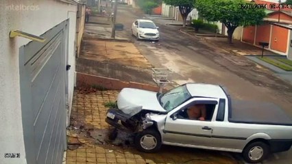 Télécharger la video: Homem rouba carro, bate contra muro e foge pelado pela rua