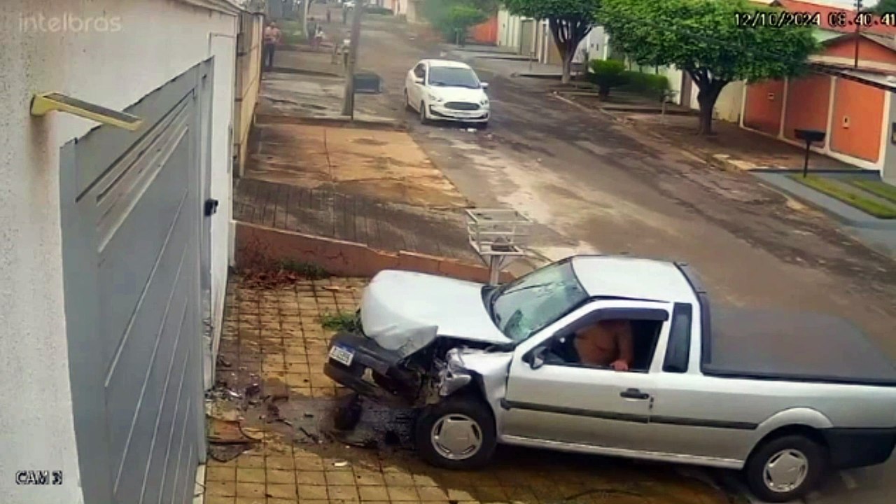 Homem rouba carro, bate contra muro e foge pelado pela rua