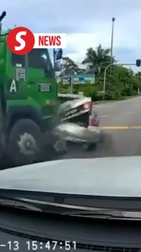Failed brakes crash lorry into four cars, two motorcycles in Batu Pahat