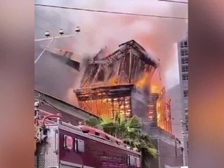 Historisches Denkmal von Flammen zerstört