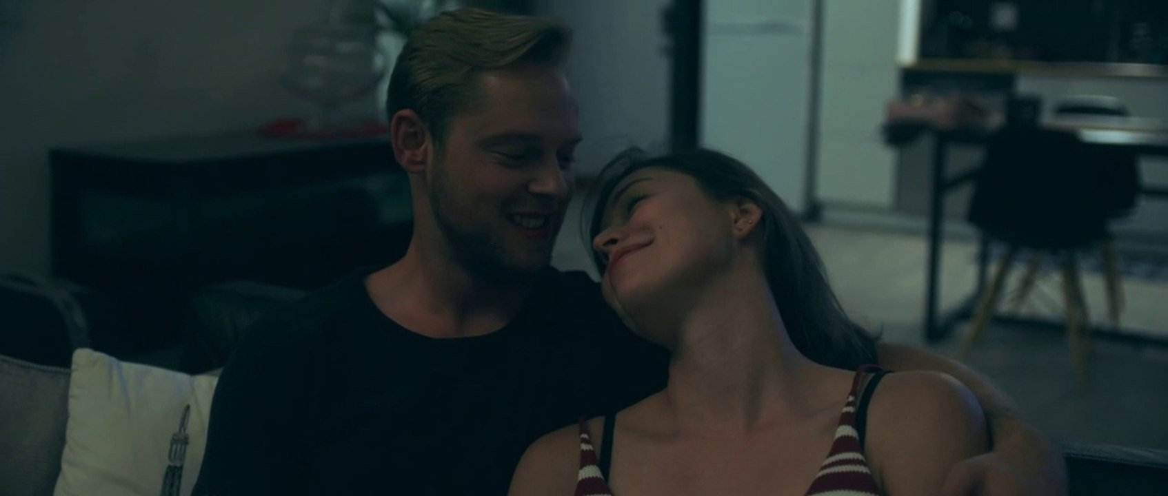 Los Angeles to start a new job in New York, A man  with the help of his best friend devises a wicked plan to test his girlfriend's loyalty HD