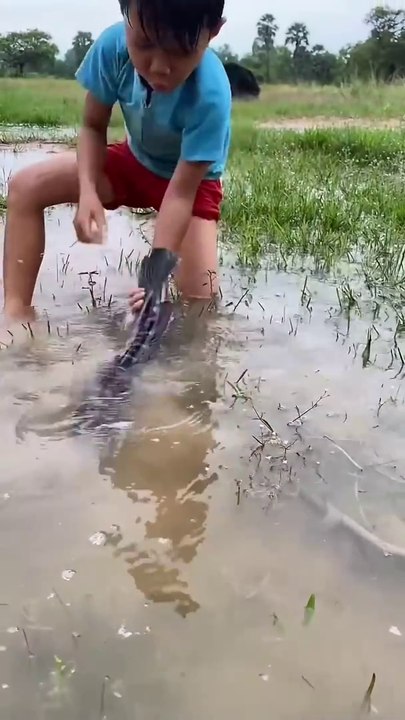 Survival Skills_ SIMPLE and USEFUL with big fish #bushcraft #camping #outdoors #shorts #reels #viral