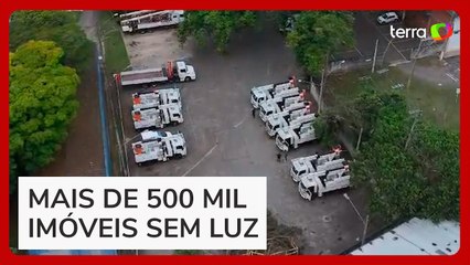 Carros da Enel parados em pátios durante apagão são flagrados por drone