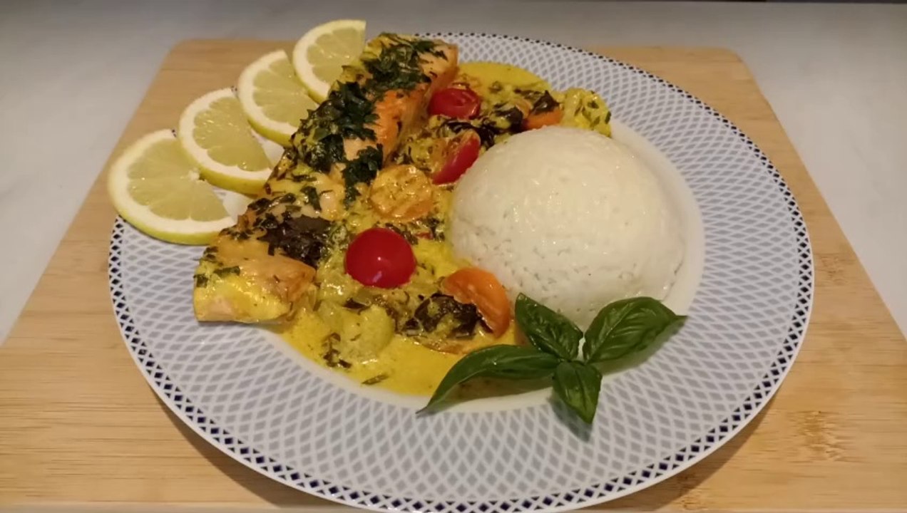 Fried salmon steak recipe with rice and vegetables. Perfect dinner idea #salmon #salmonrecipes