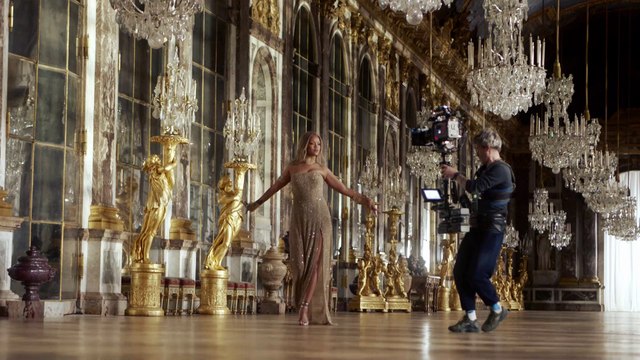 Rihanna, regina di Versailles, per Dior Parfums: il video di backstage