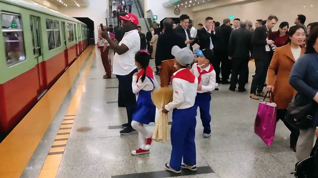 Encontrando norte-coreanos de óculos escuro e tênis no metrô de Pyongyang