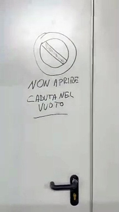Non aprite quella porta: la M4 appena inaugurata e il pericolo di salto nel vuoto