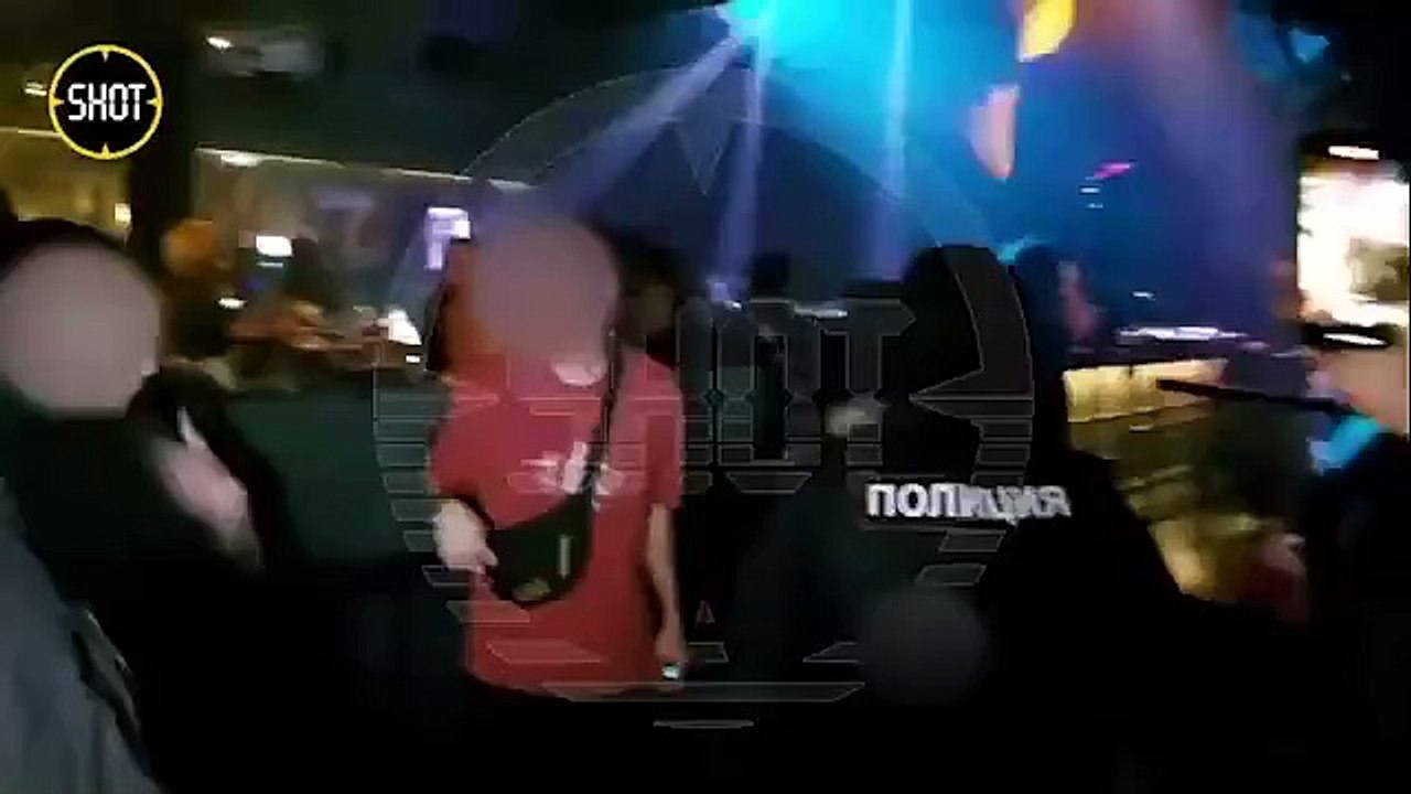 Moscou : Les images des descentes de policiers en tenue d'assaut et cagoulés dans des discothèques gays en raison "d'hommes torse-nu s'embrassant librement et d'autres habillés en femmes"
