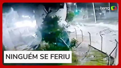 Torre de caixa d'água cai 1 segundo após motociclista passar em rua no interior de SP