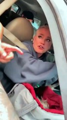 Fã cospe em Xuxa em saída de estádio