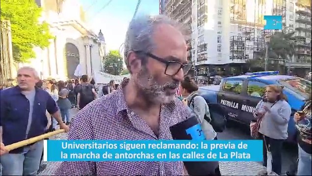Universitarios siguen reclamando la previa de la marcha de antorchas en las calles de La Plata