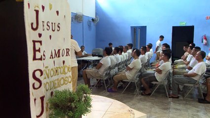 ofrece terapias psicológicas gratuitas a familias con este tipo de problemas.