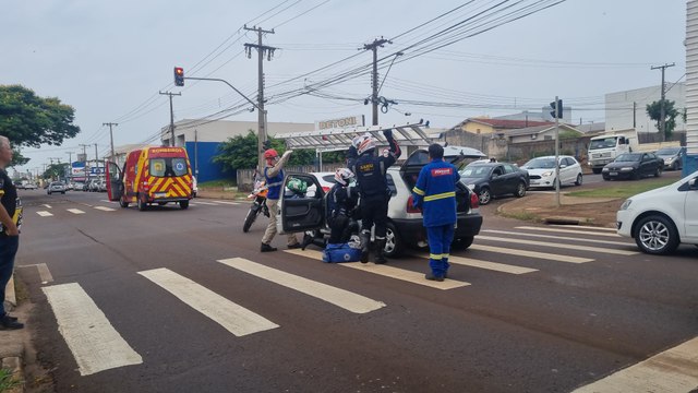 Colisão traseira entre carros na Av. Tancredo Neves, deixa homem ferido