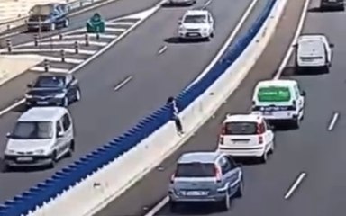 Tensión en la TF-1: una persona sentada en la mediana provoca colas en la autovía cerca de Siam Park