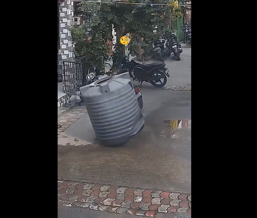 Cae tinaco a mujer en India