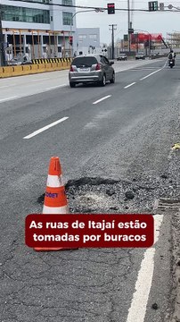 Ruas de Itajaí são tomadas por buracos após as chuvas