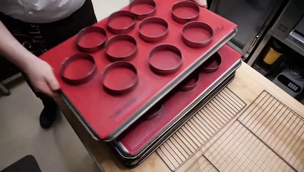 역대급 바삭함_ 팝업 매장에서 하루 1000개씩 팔리는_ 144겹 페스츄리 크림 크루아상 _ French roll cream croissant _ korean street food(720P_60FPS)