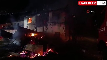 Uşak'ta İki Katlı Evde Yangın: İtfaiye Eri Yaralandı
