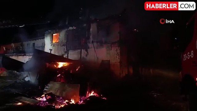 Uşak'ta İki Katlı Evde Yangın: İtfaiye Eri Yaralandı