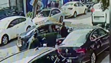 O anlar kamerada! Yol verme tartışması bıçaklı kavgaya dönüştü