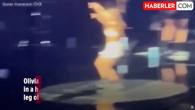 Amerikalı şarkıcı Olivia Rodrigo, şarkı söylediği sırada sahnede ilginç bir kaza yaşadı