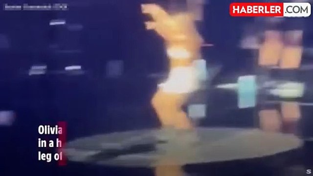 Amerikalı şarkıcı Olivia Rodrigo, şarkı söylediği sırada sahnede ilginç bir kaza yaşadı