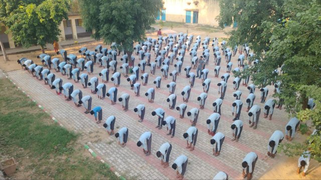 VIDEO: मानसिक और शारीरिक स्वास्थ्य के लिए प्रार्थना सभा में सूर्य नमस्कार को किया शामिल