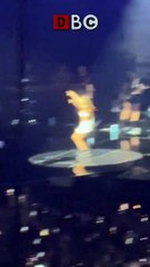 ओलिविया रोड्रिगो मेलबर्न शो में दौड़ते हुए अचानक गिरीं, लेकिन तुरंत संभलकर बोलीं, 'हे भगवान, यह तो मजेदार था!' फैंस के दिल जीतने का अंदाज!