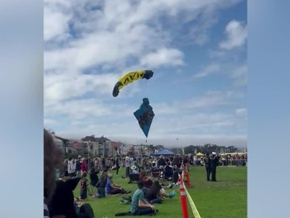 Bruchlandung: soldat landet nach fallschirmsprung in menschenmenge