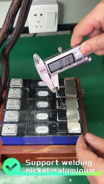 811A spot welding machine welded large single battery.