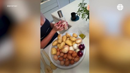Georgina Rodríguez arrasa con su receta de tortilla de patatas: "Soy más de comer que de cocinar"