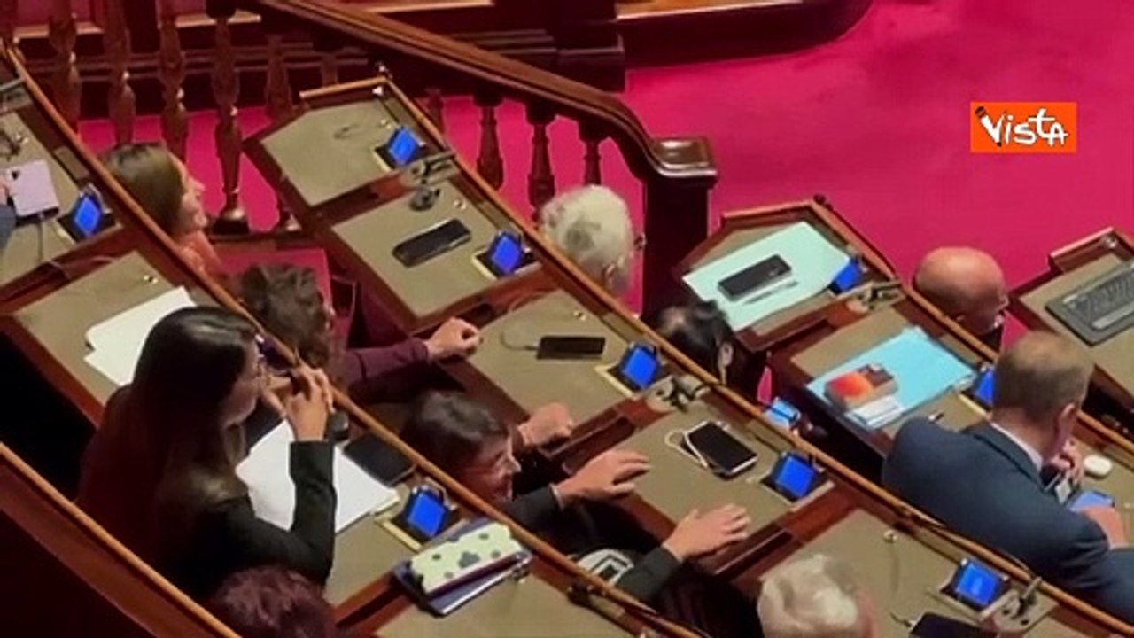 Il gesto della Senatrice Bevilaqua (M5s) a Meloni in Aula: Ti arrampichi sugli specchi