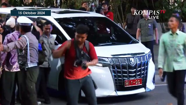 Detik-Detik Prabowo Tinggalkan Kertanegara Usai Panggil Calon Wamen, Lambaikan Tangan dan Tersenyum